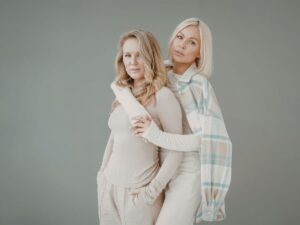 due donne con outfit bianco