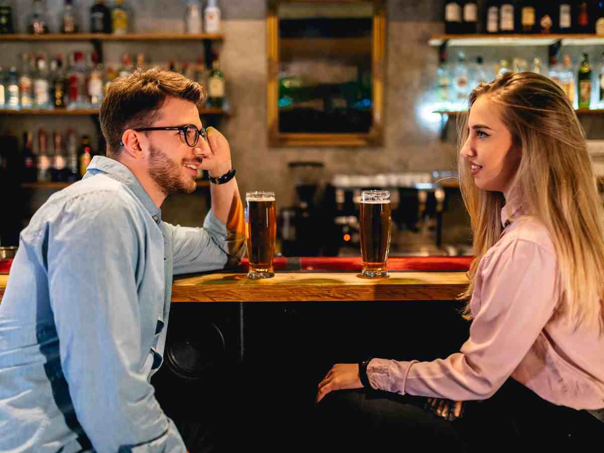 due persone chiacchierano a un bancone