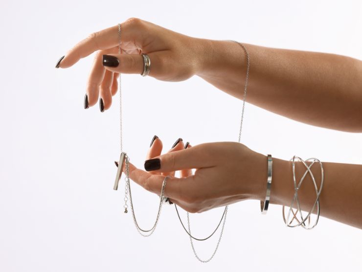 donna con braccialetti