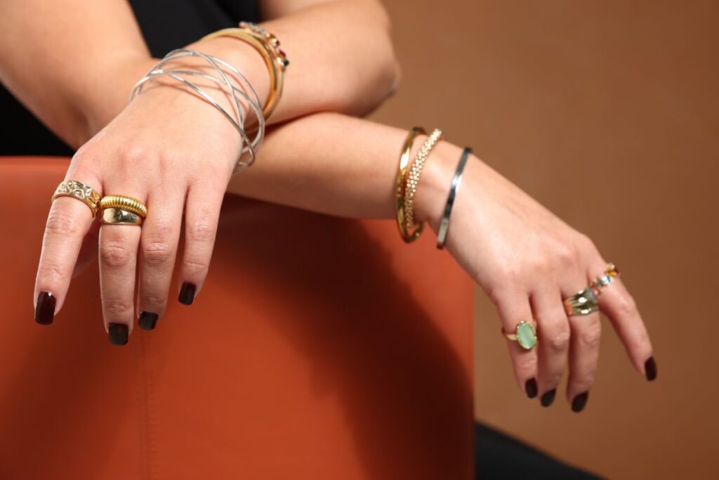 donna indossa braccialetti