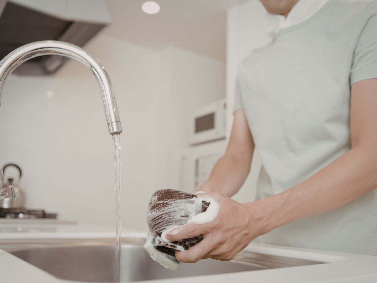 uomo lava una ciotola