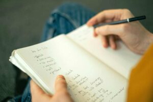 donna scrive lista spesa su carta