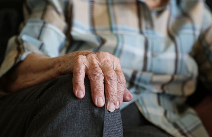 mano di una persona anziana
