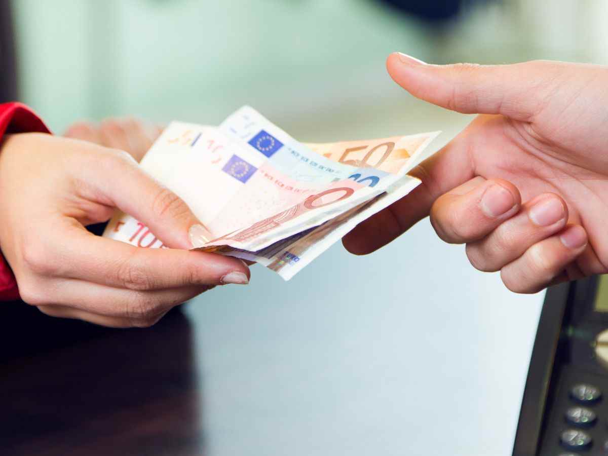 persone si scambiano banconote