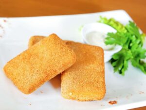 fette di formaggio impanate e fritte