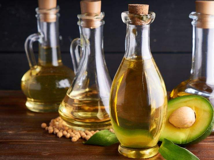 diverse tipologie di olio in bottiglia