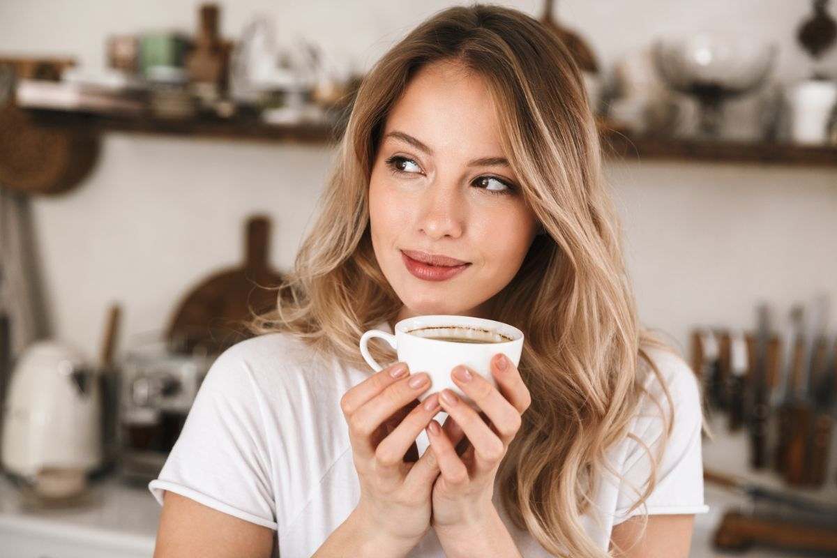 giovane donna che beve caffè
