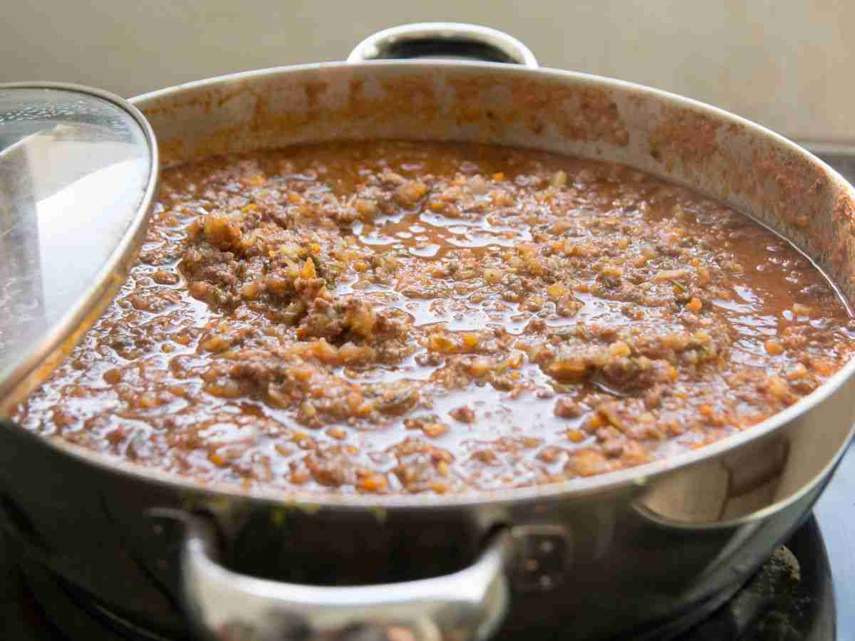 ragù mentre cuoce in pentola