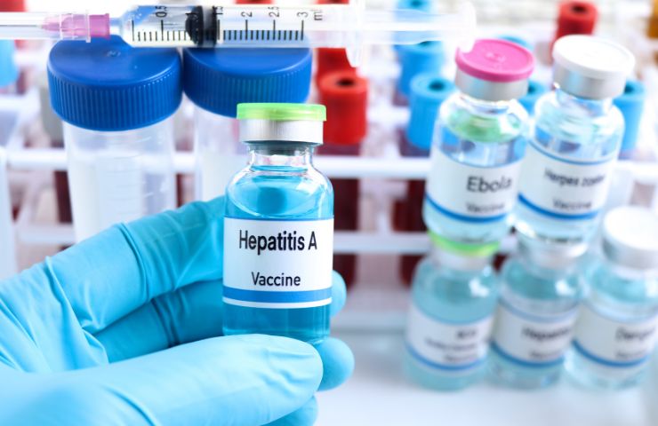 medico con boccettina con scritta epatite 