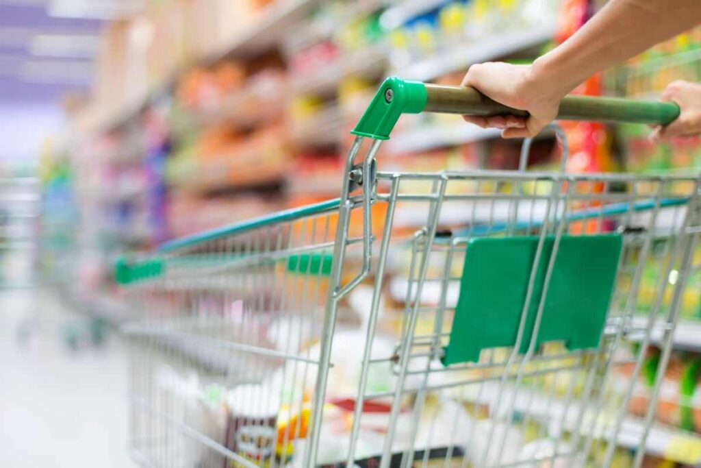 donna al supermercato con carrello per la spesa