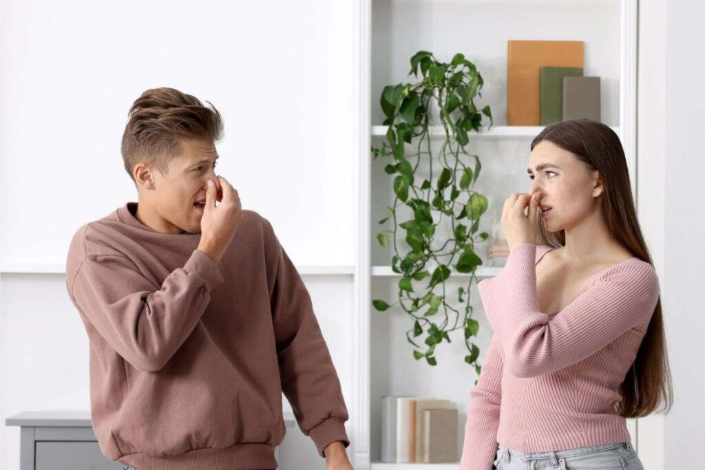 coppia che si tappa il naso per il cattivo odore