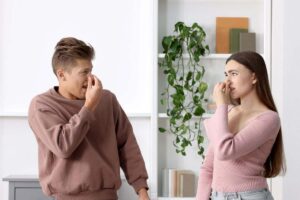 coppia che si tappa il naso per il cattivo odore