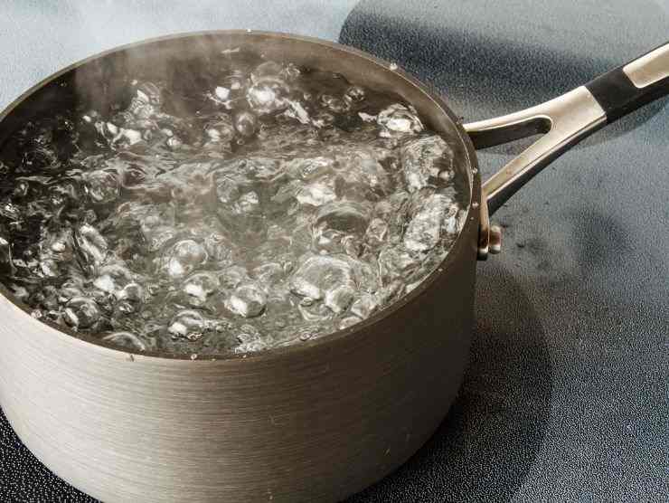 pentola con acqua che bolle