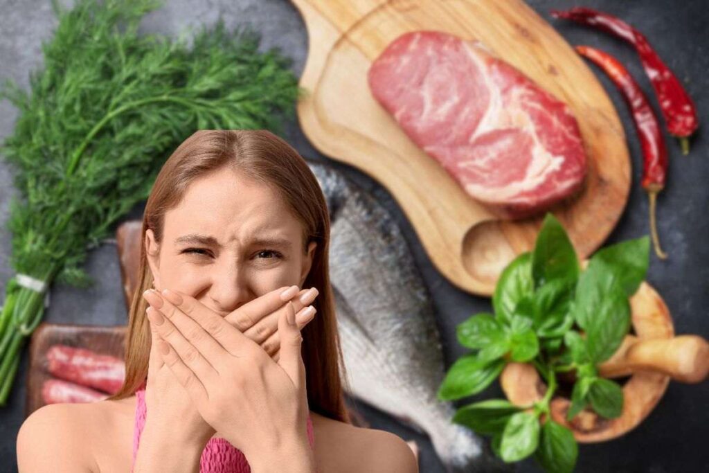 sfondo in cui si vede un tagliere con della carne cruda e del pesce e in primo piano una donna che sente un cattivo odore sulle mani