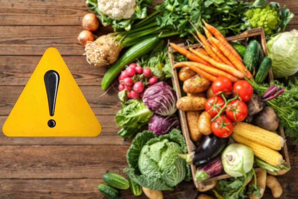 verdure fresche e segnale di pericolo