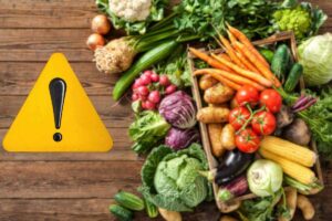 verdure fresche e segnale di pericolo